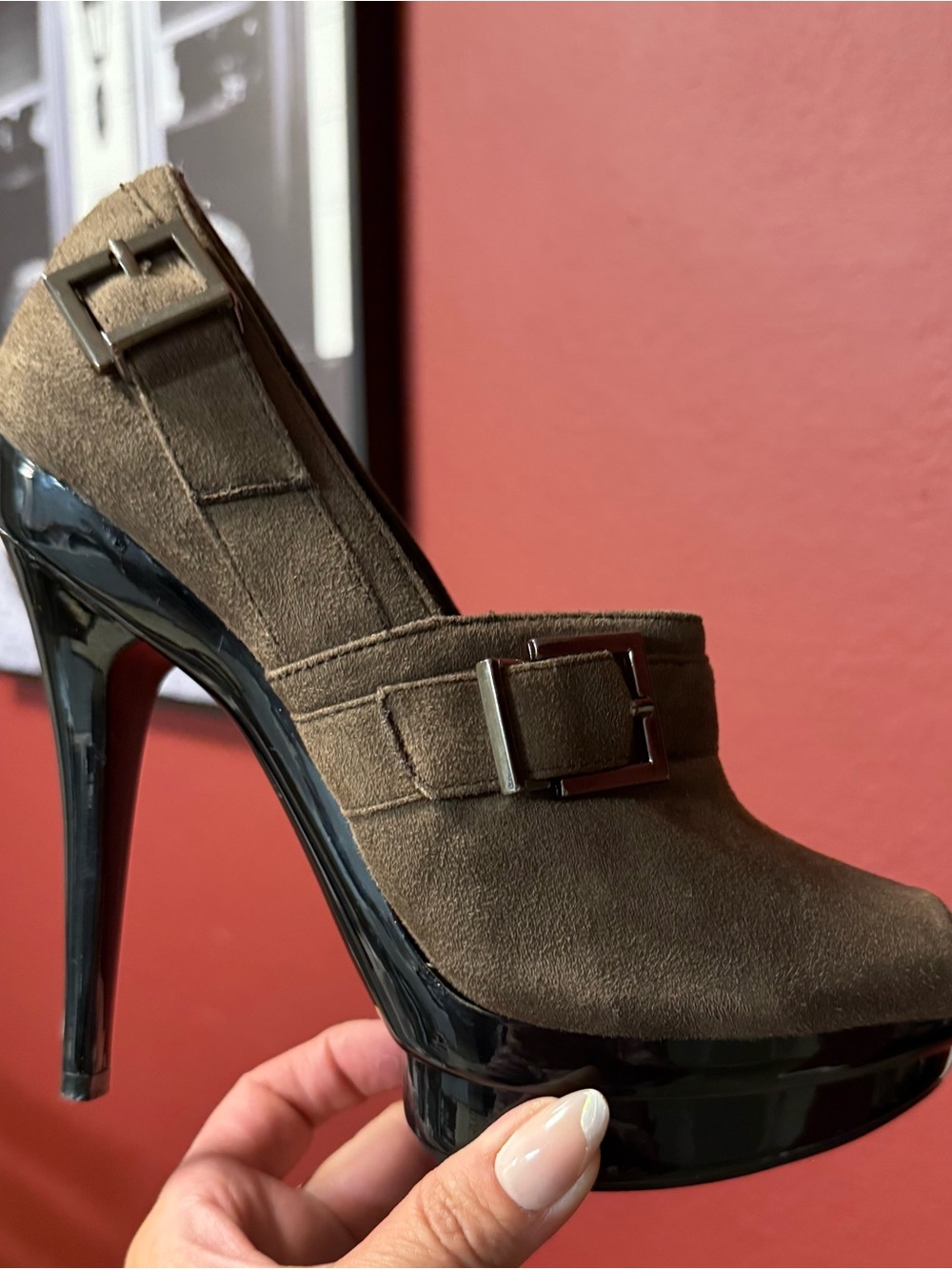 Women's Suede Buckle Platform Pumps
